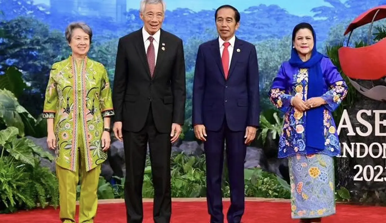 Iriana tampil dengan riasan natural yang fresh. Presiden Jokowi tampak gagah mengenakan setelan jas warna kebiruan lengkap dengan dasi merahnya.  [@jokowi]