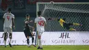 Kiper PSM Makassar, M. Reza Arya Pratama berusaha menghalau bola hasil tendangan pemain Dewa United FC, Majed Osman Sobhi (kedua dari kiri) saat laga pekan ke-10 BRI Liga 1 2022/2023 antara Dewa United FC melawan PSM Makassar di Stadion Indomilk Arena, Tangerang, Kamis (15/9/2022). (Bola.com/Bagaskara Lazuardi)