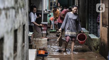 Warga membersihkan lumpur dan sampah saat banjir di permukiman Kebon Pala, Jatinegara, Jakarta, Minggu (25/10/2020). Hampir 12 jam banjir kiriman dari Bogor itu masih merendam permukiman warga di RT 11 RW 05 Kebon Pala dengan ketinggian mencapai pinggang orang dewasa.  (merdeka.com/Iqbal Nugroho)