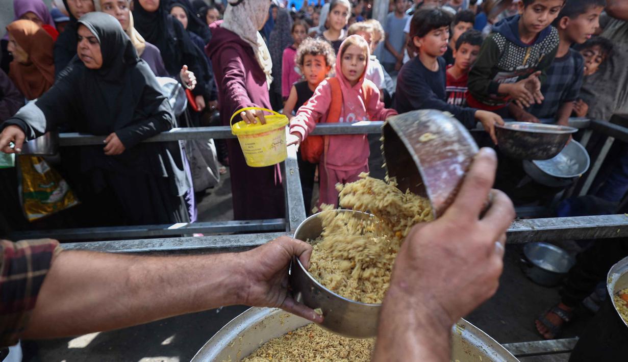 Kantor Media Pemerintah Gaza, pada Selasa (21/10/2025), melaporkan hanya 986 truk bantuan kemanusiaan yang berhasil memasuki Jalur Gaza. (Eyad BABA/AFP)