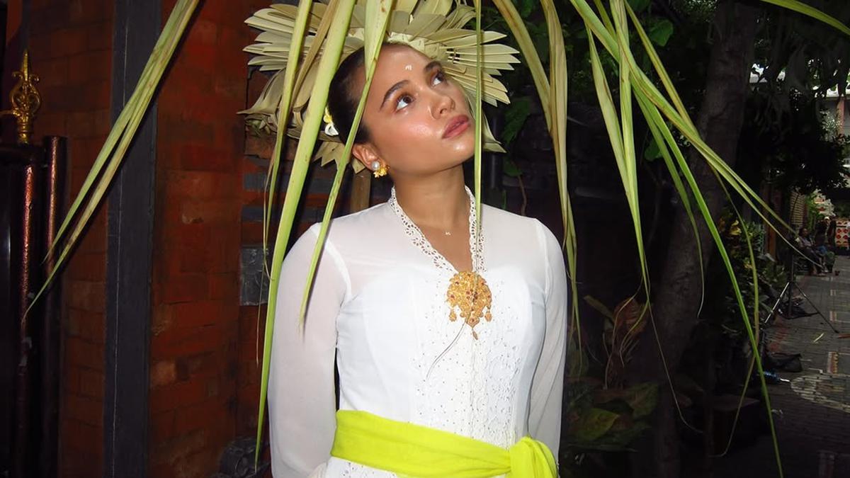 Potret Aurora Ribero dalam Balutan Kebaya Bali, Sukses Perankan Komang