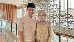 Chand Kelvin terlihat selalu mendampingi sang istri di berbagai kesempatan. Dalam beberapa video dan foto, ia tampak begitu perhatian dan tak segan menunjukkan rasa sayang kepada Dea dan calon buah hati mereka. Diketahui jenis kelamin anak pertama Chand Kelvin dan Dea Sahirah adalah laki-laki. Jenis kelamin tersebut diungkap oleh Chand lewat laman Instagram pribadinya. (Liputan6.com/IG/@deasahirah)