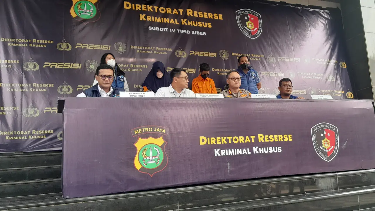 Pelaku penipuan tiket konser Coldplay, ABF (22) dan W (24) diringkus polisi. (Ady Anugrahadi/Liputan6.com)