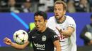 Gelandang Eintracht Frankfurt, Makoto Hasebe menguasai bola dibayangi striker Tottenham Hotspur, Harry Kane dalam laga fase Grup D Liga Champions 2022/2023 di Frankfurt, Jerman (4/10/2022). Makoto Hasebe menjadi pemain tertua keempat di fase grup Liga Champions 2022/2023 saat diturunkan Frankfurt menghadapi Tottenham Hotspur (12/10/2022) ia telah berusia 38 tahun, 8 bulan dan 24 hari. (AFP/Daniel Roland)