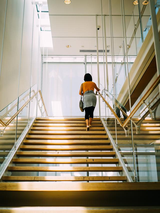 Ilustrasi naik tangga untuk memeriksa kesehatan jantung