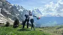 <p>Kemesraan Nana Mirdad-Andrew White saat hiking. Lihat di sini, Nana Mirdad dan Andrew White mendaki gunung mengenakan outfit olahraga yang sesuai, berpose dengan latar pegunungan bersalju yang indah. Foto: Instagram.</p>