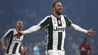 Striker Juventus Gonzalo Higuain merayakan gol ke gawang AS Roma pada laga Serie A di Juventus Stadium, Turin, Sabtu (17/12/2016). (AFP/Marco Bertorello)