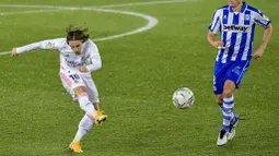 Gelandang Real Madrid, Luka Modric, melepaskan tendangan saat melawan Alaves pada laga Liga Spanyol di Stadion Mendizorroza, Sabtu (23/1/2021). Real Madrid menang dengan skor 4-1. (AP/Alvaro Barrientos)