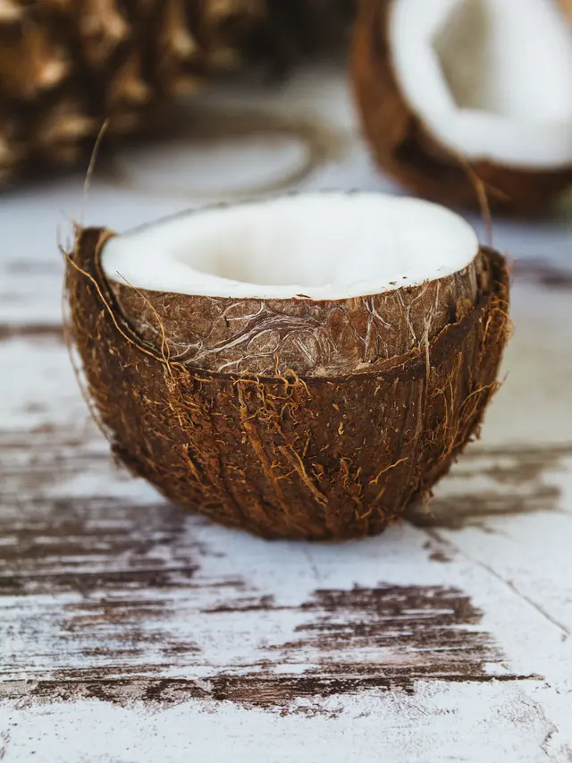 ilustrasi santan kelapa untuk mengatasi bulu mata rontok/pexels