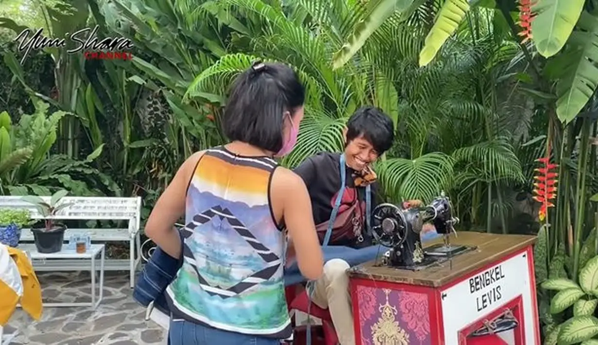 Yuni Shara permak baju branded (Sumber: YouTube/Yuni Shara Official)