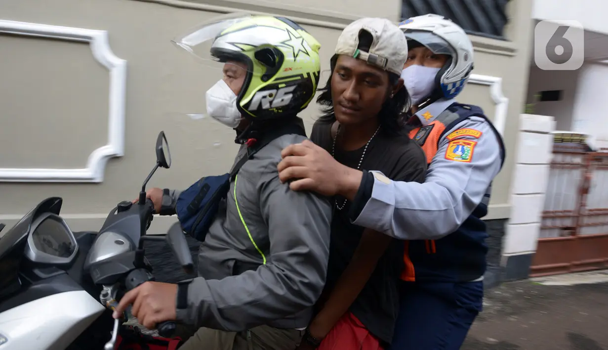 Petugas gabungan merazia Peyandang Masalah Kesejahteraan Sosial (PMKS) di wilayah Kecamatan Duren Sawit, Jakarta Timur, Jumat (8/4/2022). Pemprov DKI Jakarta terus melakukan razia PMKS selama Ramadhan dan menjaring enam orang dalam razia kali ini. (merdeka.com/Imam Buhori)