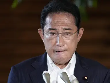 Perdana Menteri Jepang, Fumio Kishida berbicara kepada media di kediaman resmi perdana menteri di Tokyo, Jumat (8/7/2022). Fumio Kishida akhirnya buka suara soal penembakan yang terjadi terhadap pendahulunya, Shinzo Abe, di Kota Nara pada Jumat (8/7). (AP Photo/Eugene Hoshiko)