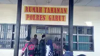 Nampak sejumlah pengunjung tengah menjenguk anggota keluarganya yang ditahan di ruang tahanan polres Garut, Jawa Barat (Liputan6.com/Jayadi Supriadin)