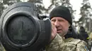 Anggota Pasukan Pertahanan Teritorial Ukraina memeriksa senjata anti-tank NLAW di tengah invasi Rusia yang sedang berlangsung ke Ukraina di Kiev (9/3/2022). (AFP/Genya Savilov)