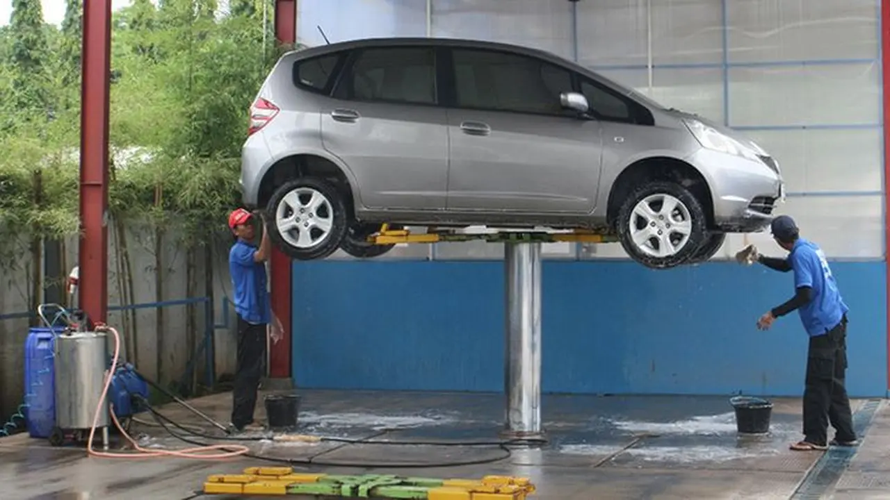 Cuci mobil.