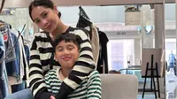 Gaya Serasi, Nagita Slavina dan Rafathar ke Mall dengan Outfit Kembaran