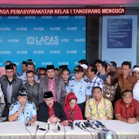Antasari Azhar melakukan konferensi pers di depan Lembaga Pemasyarakatan Tangerang, Kamis, 10 November 2016. (Foto: bintang.com/Ardian Putra