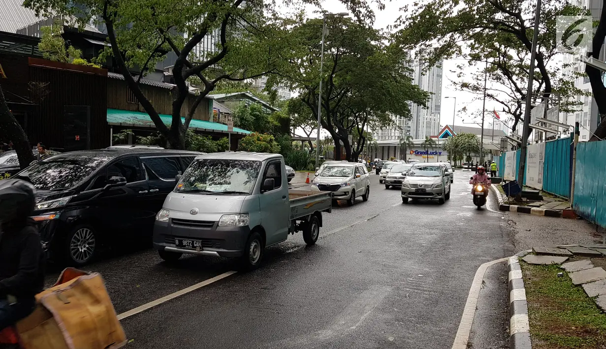 Kondisi arus lalu lintas di kawasan SCBD usai balkon BEI ambruk, Jakarta, Senin (15/1). Bahkan, petugas kemanan dalam (pamdal) harus menutup akses masuk bagi kendaraan. (Liputan6.com/Herman Zakharia)