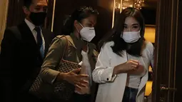 Gisella Anastasia atau Gisel bersiap menggelar jumpa pers di kawasan Gatot Subroto, Jakarta, Rabu (6/1/2021). akhirnya buka suara terkait kasus video syur yang menjerat dirinya bersama dengan Michael Yukinobu De Fretes (MYD). (Liputan6.com/Herman Zakharia)