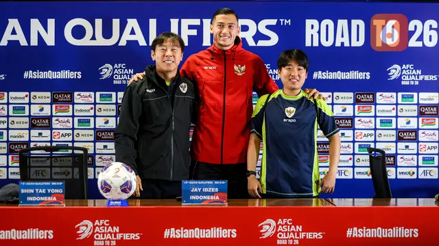 Foto: Momen Jahil Pelatih Timnas Indonesia Shin Tae-yong Ajak Jeje Foto Bareng dengan Jay Idzes, Biar Enggak Kelihatan Pendek
