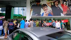 Sejumlah pengunjung mengantre untuk masuk pertokoan Lotus Department Store, Jl Thamrin, Jakarta, Rabu (25/10). Lotus menggelar diskon besar-besaran jelang penutupan pada akhir bulan ini. (Liputan6.com/Angga Yuniar)