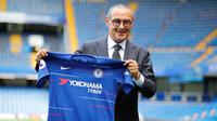 Pelatih baru Chelsea, Maurizio Sarri berpose dengan jersey tim usai konferensi pers di Stamford Bridge di London (18/7). Maurizio Sarri menggantikan pelatih sebelumnya Antonio Conte. (AFP Photo/Tolga Akmen)