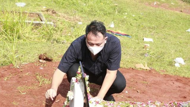 Penuh Haru, Ini 7 Potret Vicky Prasetyo Ziarah Ke Makam Ibu Kalina Ocktaranny
