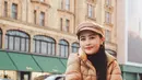 Prilly Latuconsina juga sedang berada di London. Di sini, Prilly terlihat mengenakan outfit musim dingin; turtleneck hitam ditumpuknya dengan puffer jacket cokelat, dipadu celana panjang hitam, tas, dan topi berwarna cokelat yang serasi. [Foto: Instagram/prillylatuconsina96]