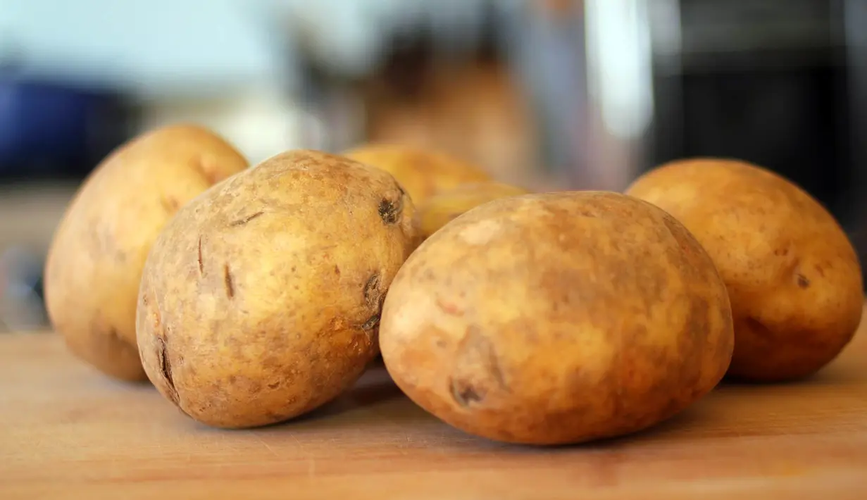 Ternyata kulit kentang mengandung vitamin B dan sejumlah mineral lainnya yang jumlahnya mencapai 20 persen. Itu makanya, kalau makan kentang memang sebaiknya dikonsumsi bersama dengan kulitnya. Tapi jangan lupa dicuci sampai bersih ya? (Istimewa)