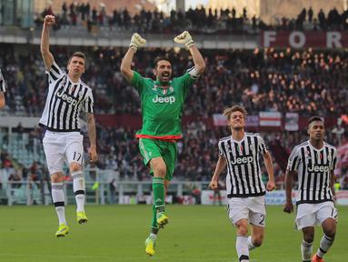  Gianluigi Buffon (tengah) merayakan kemenangan bersama para pemain Juventus pada laga lanjutan Serie A di  di Stadion Olimpico, Turin, Senin (21/3/2016) dini hari WIB. (AFP/Marco Bertorello)