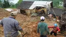 Tim SAR dibantu warga sekitar berusaha mencari orang yang tertimbun longsor di Dusun Cimapag, Desa Sirnaresmi, Kecamatan Cisolok, Sukabumi, Selasa (1/1). Longsor menerjang satu dusun jelang malam tahun baru pukul 17.00 WIB. (merdeka.com/Arie Basuki)