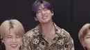 Sempat bikin heboh Army Indonesia, Jungkook terlihat mengenakan kemeja bermotif batik. Namun, setelah dicari tahu ternyata batik tersebut merek Asclo asal Korea Selatan. Meski begitu, gaya Jungkook ini bisa menjadi inspirasi. Dok. YouTube Hybe