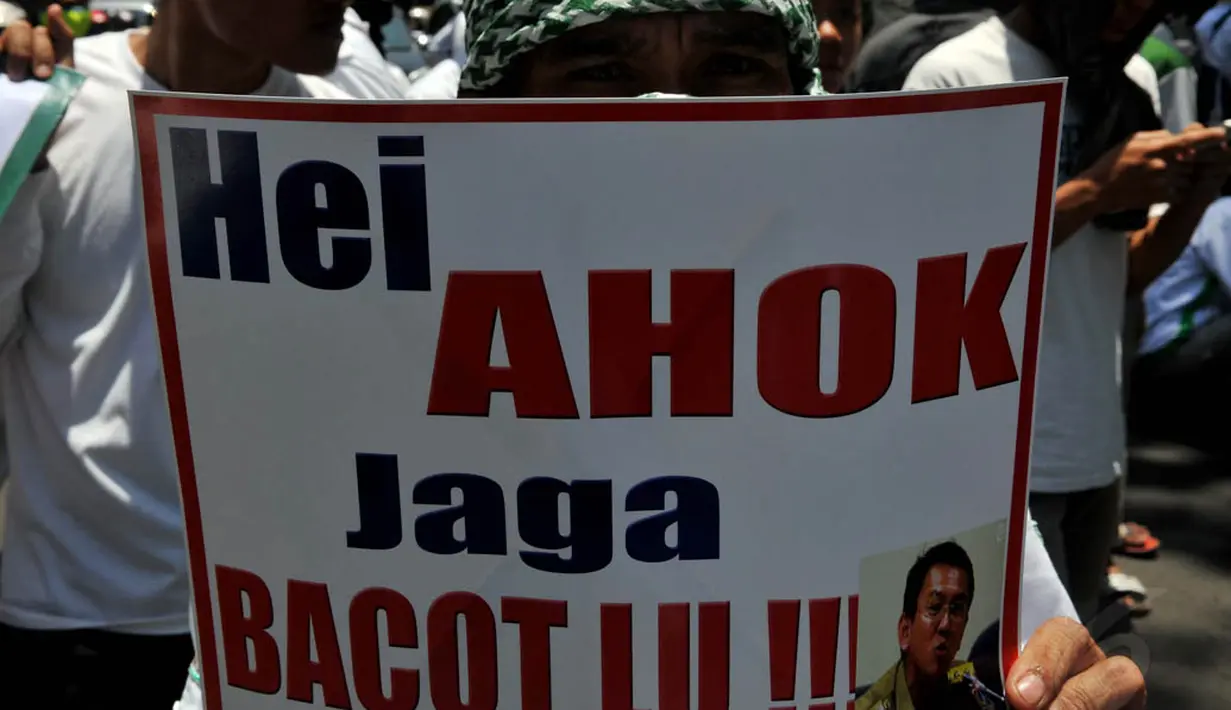 Massa terlihat membentangkan spanduk bertuliskan "Hei Ahok Jaga Bacot Lu!" di depan Gedung DPRD DKI Jakarta, (24/9/14). (Liputan6.com/Johan Tallo) 