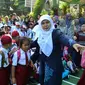 Seorang guru mengarahkan murid baru di hari pertama masuk sekolah di sekolah SDN 03, Pesanggrahan, Jakarta Selatan, Senin (16/7). Hari ini merupakan hari pertama masuk sekolah untuk tahun ajaran 2018-2019. (Merdeka.com/Arie Basuki)