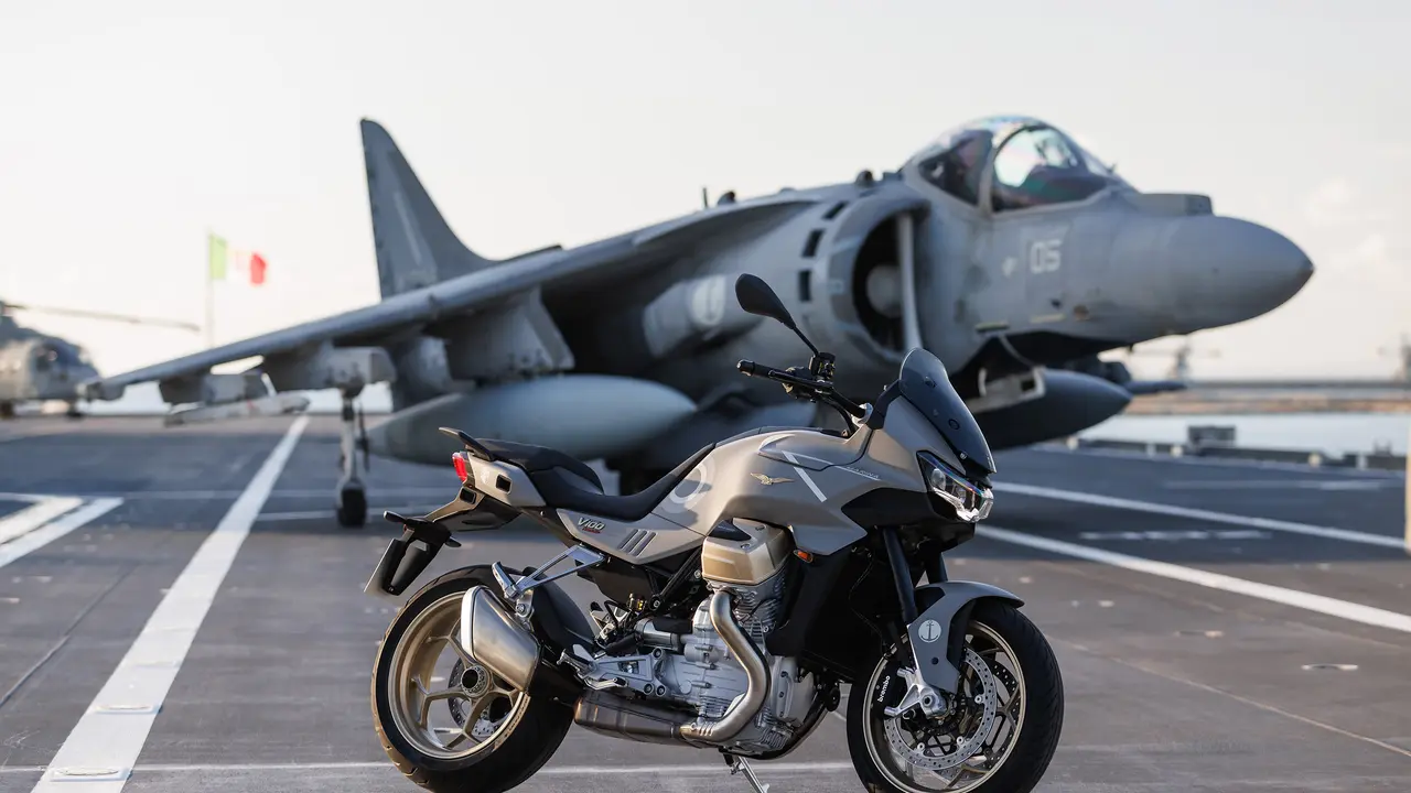 Piaggio Resmi Bawa Moto Guzzi V100 Mandello Aviazione Navale (ist)