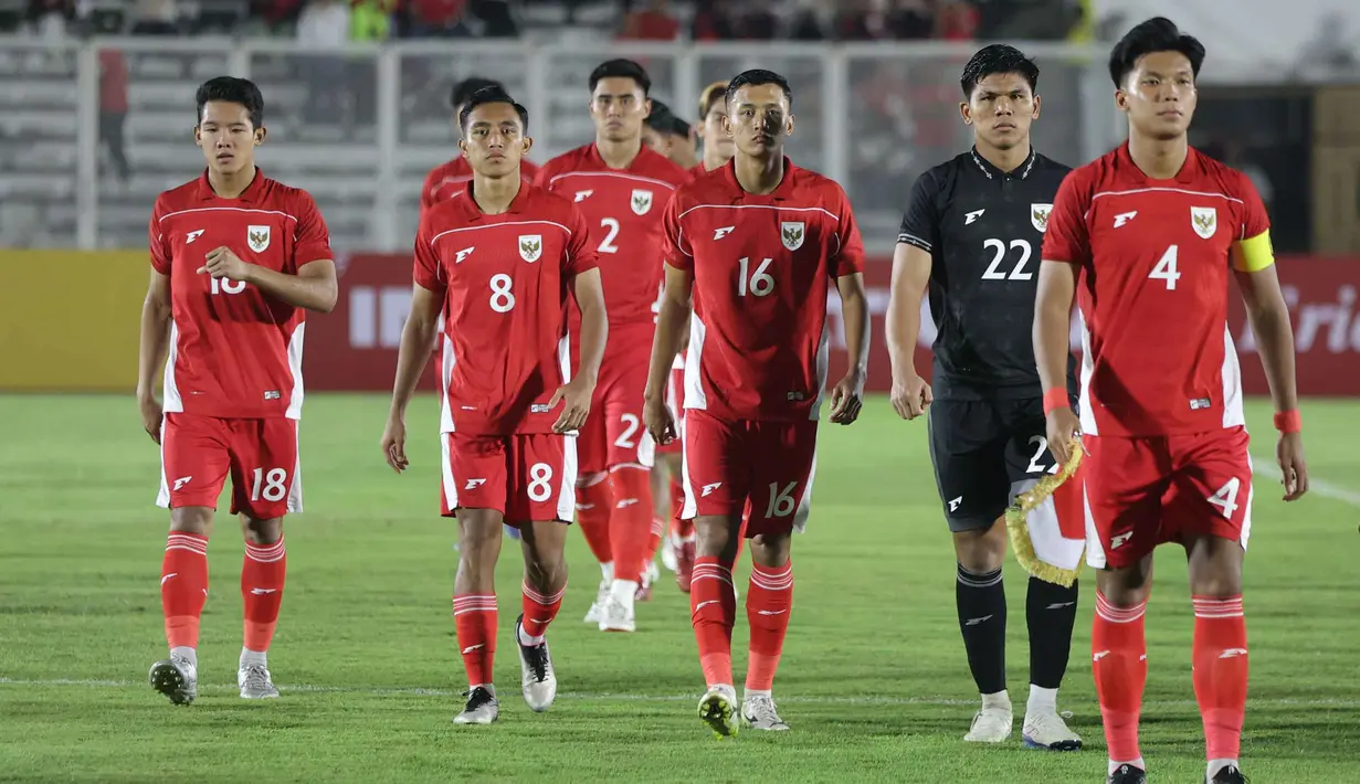 Hingga akhir pertandingan skuad Garuda Muda kesulitan meladeni agresivitas India. (Bola.com/Muhammad Iqbal Ichsan)