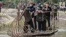 Menanggapi keluhan para ibu-ibu Sandiaga Uno memastikan kepada Bupati bahwa,pasar budaya Sangiran akan mulai dibuka per Selasa secara bertahap dengan tetap menerapkan protokol kesehatan. Sandiaga juga meminta untuk menyeragamkan etalase sehingga higenitas dagangan terjaga. (Liputan6.com/HO/Parekraf)