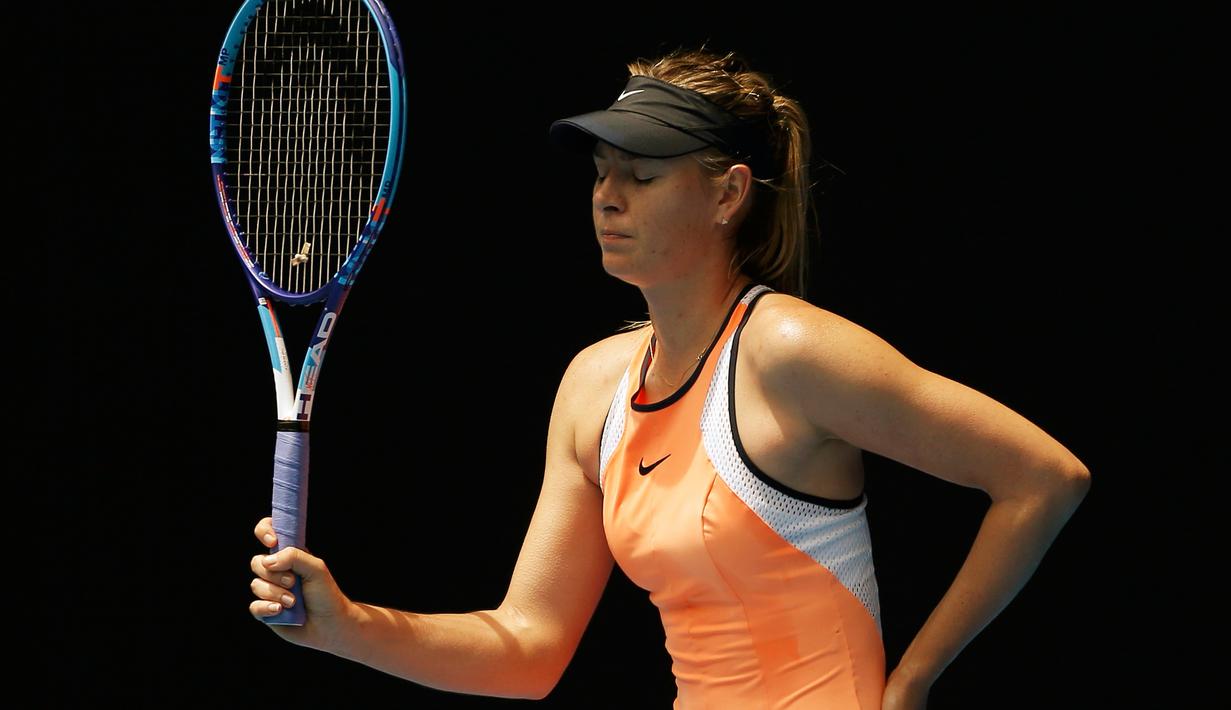 Maria Sharapova terlihat lesu usai kalah dari petenis Amerika Serikat, Serena Williams pada perempat final turnamen tenis Australia Open 2016 di Melbourne Park (26/1). Williams Kalahkan Sharapova 6-4, 6-1. (REUTERS/Tyrone Siu)