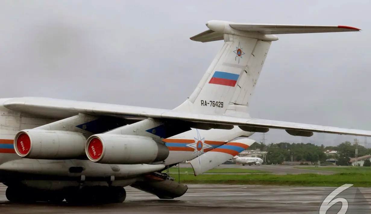 Penampakan ekor dari pesawat Rusia yang ikut membantu pencarian AirAsia QZ8501, Lanud Halim Perdanakusuma, Jakarta, Minggu (4/1/2015). (Liputan6.com/Andrian M Tunay)