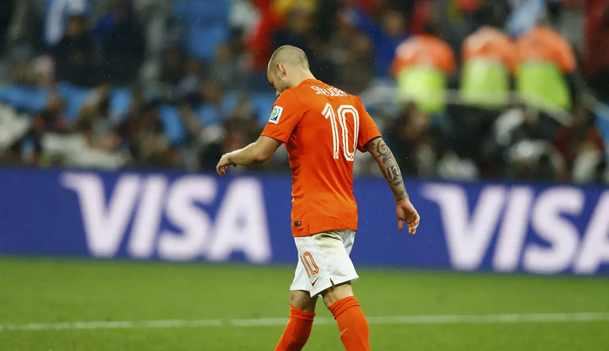 Wesley Sneijder tertunduk usai gagal mencetak gol adu penalti di laga semifinal Piala Dunia 2014 kontra Argentina, di Stadion Corinthians, Sao Paolo, (10/7/2014). (REUTERS/Dominic Ebenbichler)