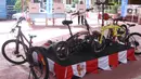 Sejumlah sepeda dan mobil mini menghiasi TPS 23 Pondok Jagung Timur dalam pelaksanaan Pilkada 2020 di Tangerang Selatan, Rabu (9/12/2020). TPS Pilkada Tangerang Selatan (Tangsel) itu menggunakan tema hobi dimana petugasnya mengenakan pakaian untuk bersepeda. (Liputan6.com/Angga Yuniar)