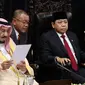 Raja Arab Saudi, Salman bin Abdulaziz Al-Saud didampingi Ketua DPR, Setya Novanto bersiap menyampaikan pidato saat mengunjungi Kompleks Parlemen MPR/DPR RI, Jakarta, Kamis (2/3).  (Liputan6.com/Johan Tallo)