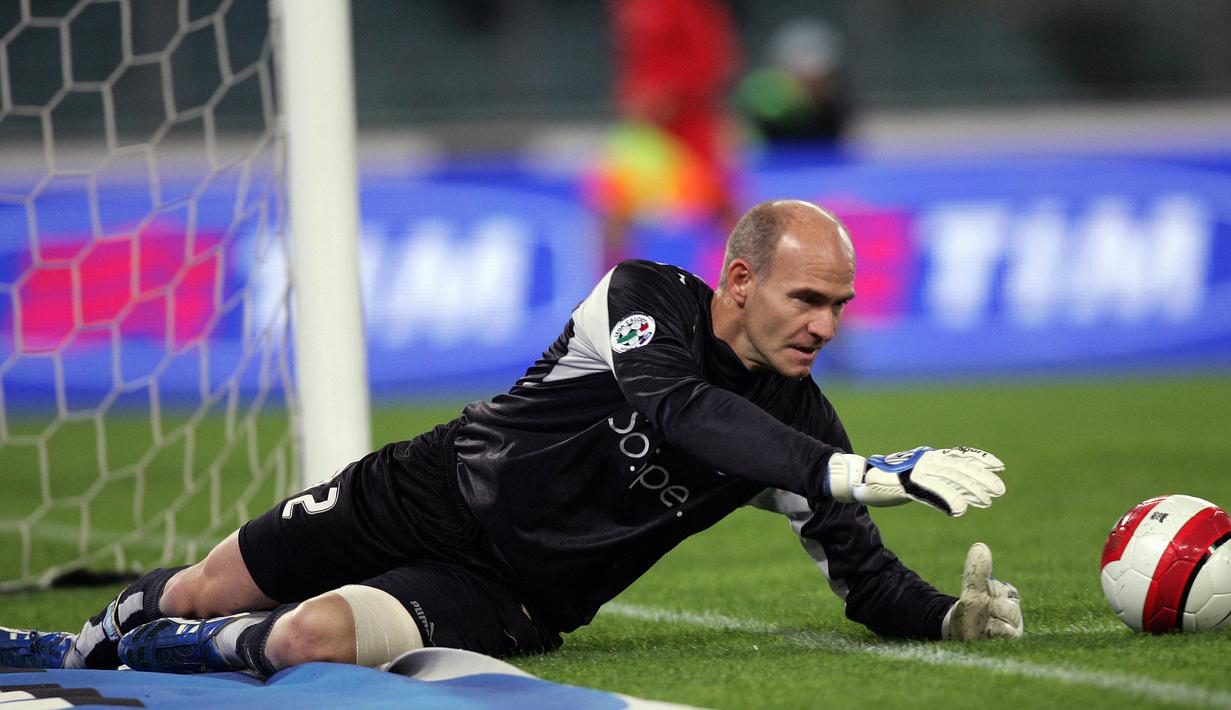 Tercatat, pria berpaspor Italia itu terakhir kali merumput di Liga Italia ketika usianya 44 tahun 38 hari. Hal tersebut terjadi pada 11 Mei 2008 kala dirinya berseragam Lazio. (Foto: AFP/Filippo Monteforte)