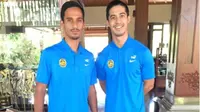 Dua pemain naturalisasi Malaysia, Matthew Thomas Davies (kiri) dan Brendan Gan Seng Ling, santai jelang uji coba melawan Indonesia. (Bola.com/Romi Syahputra)