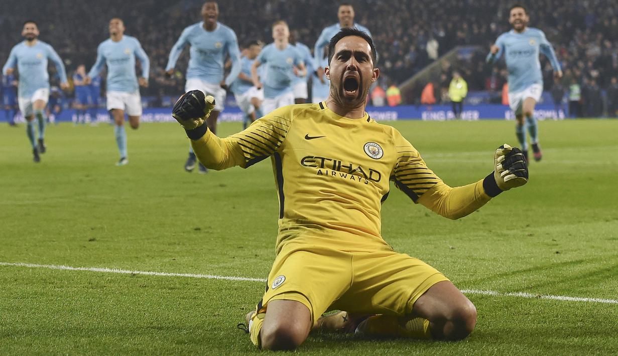 Claudio Bravo. Kiper asal Cile berusia 39 tahun yang sejak awal musim 2020/2021 membela Real Betis ini tercatat pernah merumput di Liga Inggris bersama Manchester City selama 4 musim mulai 2016/2017 hingga 2019/2020. Ia didatangkan The Citizens dari Barcelona dengan nilai transfer 18 juta euro. Ia hanya sempat menjadi kiper utama Man City pada musim pertamanya dan mulai tergeser pada musim keduanya usai kedatangan Ederson Moraes. Ia total tampil dalam 29 laga di Liga Inggris bareng Man City dengan torehan 9 kali clean sheet dan kebobolan 34 gol. (AFP/Paul Ellis)