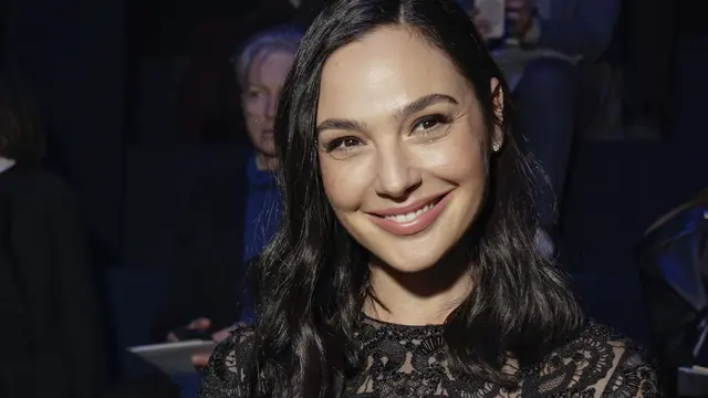 Gal Gadot Tampil Seksi Kenakan Gaun Renda Hitam di Fashion Show Dior Paris Fashion Week