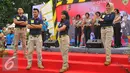 Sejumlah anggota POLRI berpose saat parade busana POLRI di car free day di Bunderan HI, Jakarta (5/2). Kegiatan ini untuk mensosialisasikan penerimaan anggota POLRI (Akpol, SIPSS, Tamtama dan Bintara) kepada masyarakat luas. (Liputan6.com/Angga Yuniar)