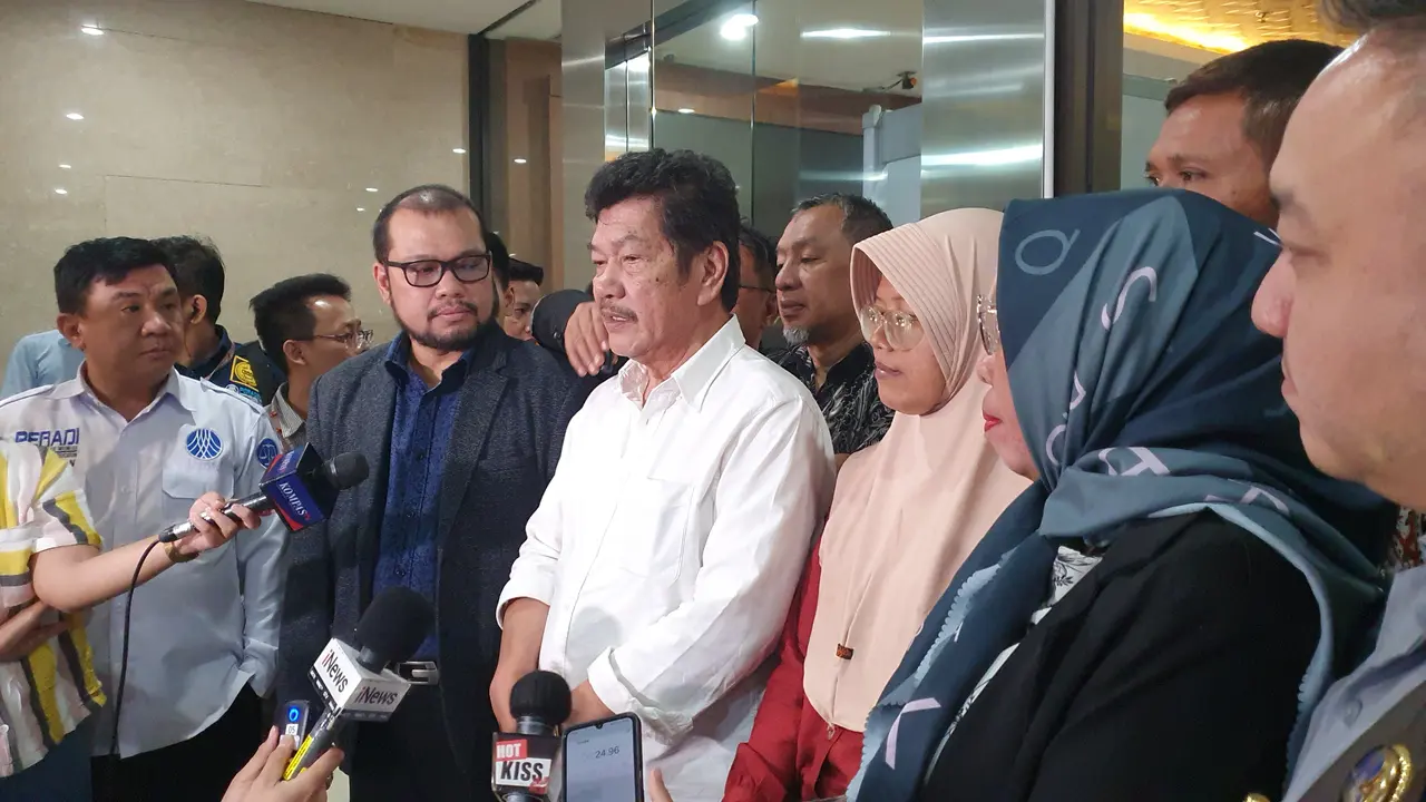 Keluarga terpidana kasus pembunuhan Vina dan Eky Cirebon resmi melaporkan Abdul Pasren atas kesaksian bohong ke Bareskrim Polri, Jakarta Selatan, Selasa (25/6/2024). (Merdeka.com/Bachtiarudin Alam)