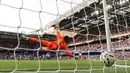 Kiper Chelsea, Robert Sanchez gagal menghalau bola tendangan dari pemain Manchester City, Mateo Kovacic pada laga Liga Inggris 2024/2025 di Stamford Bridge, London, Inggris, Minggu (18/08/2024) malam WIB. (AFP/Adrian Dennis)