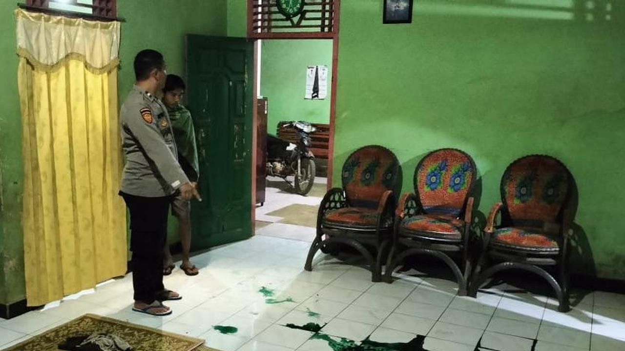 Polisi usai melakukan olah TKP dugaan peristiwa KDRT di Lampung Timur. Foto (Istimewa)